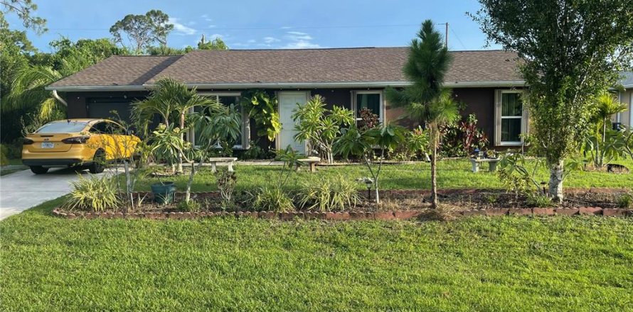 House in Port Charlotte, Florida 3 bedrooms, 146.79 sq.m. № 1881000