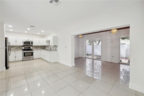 Снять в аренду виллу или дом в Майами, Флорида 4 спальни, 220.74м2, № 2043549 - фото 7