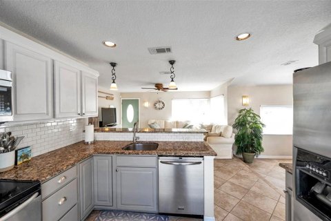 Casa en alquiler en Gulfport, Florida, 2 dormitorios, 102.56 m2 № 1669873 - foto 15