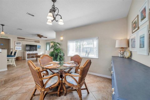 House in Gulfport, Florida 2 bedrooms, 102.56 sq.m. № 1669873 - photo 20