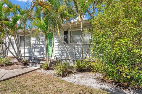 House in Gulfport, Florida 2 bedrooms, 102.56 sq.m. № 1669873 - photo 2