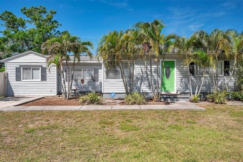 House in Gulfport, Florida 2 bedrooms, 102.56 sq.m. № 1669873 - photo 1