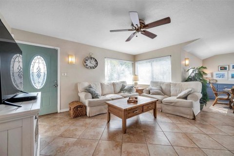 House in Gulfport, Florida 2 bedrooms, 102.56 sq.m. № 1669873 - photo 5