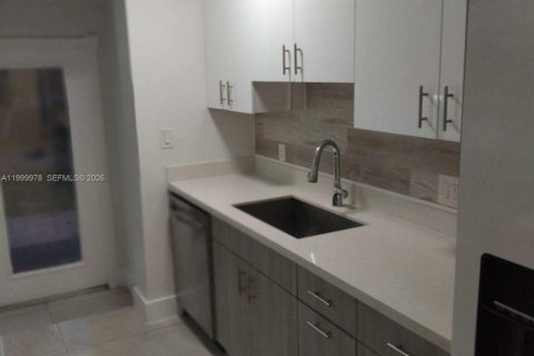 House in Pompano Beach, Florida 3 bedrooms, 95.69 sq.m. № 2068213 - photo 2