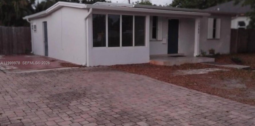 House in Pompano Beach, Florida 3 bedrooms, 95.69 sq.m. № 2068213