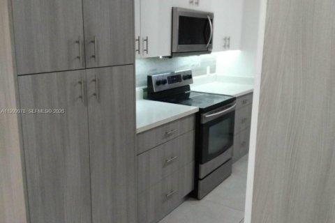 House in Pompano Beach, Florida 3 bedrooms, 95.69 sq.m. № 2068213 - photo 3