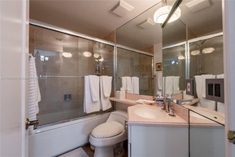 Copropriété à vendre à Bay Harbor Islands, Floride: 2 chambres, 150.5 m2 № 1701527 - photo 11