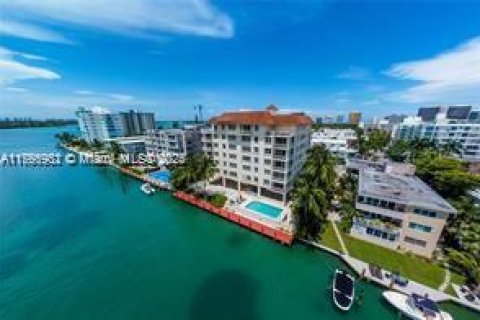 Copropriété à vendre à Bay Harbor Islands, Floride: 2 chambres, 150.5 m2 № 1701527 - photo 17
