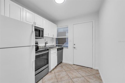 Immobilier commercial à vendre à Orlando, Floride: 4 chambres, 145.67 m2 № 2369084 - photo 13
