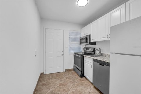 Immobilier commercial à vendre à Orlando, Floride: 4 chambres, 145.67 m2 № 2369084 - photo 19