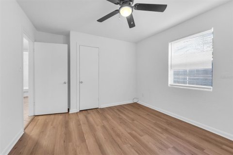 Immobilier commercial à vendre à Orlando, Floride: 4 chambres, 145.67 m2 № 2369084 - photo 2