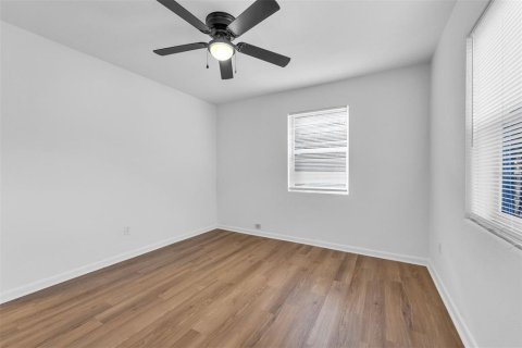 Immobilier commercial à vendre à Orlando, Floride: 4 chambres, 145.67 m2 № 2369084 - photo 3