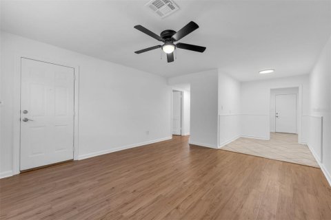 Immobilier commercial à vendre à Orlando, Floride: 4 chambres, 145.67 m2 № 2369084 - photo 18