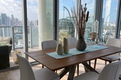 Condominio en alquiler en Miami, Florida, 1 dormitorio, 87.7 m2 № 1961701 - foto 2