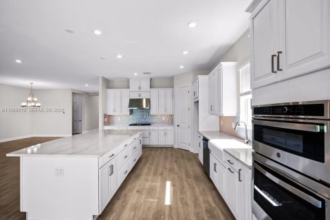 House in Punta Gorda, Florida 3 bedrooms № 2050537 - photo 9