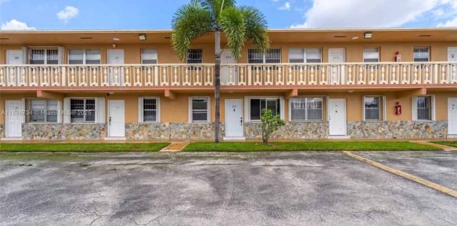 Condo in Hialeah, Florida, 1 bedroom № 1933487