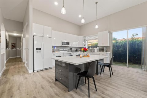 Купить виллу или дом в Пемброк-Пайнс, Флорида 3 спальни, 224.27м2, № 1991076 - фото 13