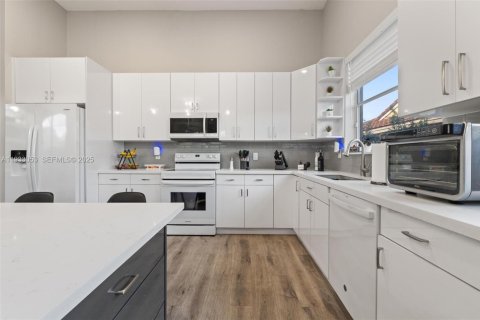 Купить виллу или дом в Пемброк-Пайнс, Флорида 3 спальни, 224.27м2, № 1991076 - фото 14