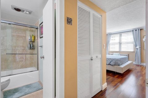 Copropriété à louer à Hallandale Beach, Floride: 1 chambre, 80.82 m2 № 1926205 - photo 7