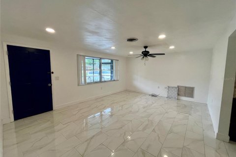 Villa ou maison à louer à New Port Richey, Floride: 3 chambres, 115.94 m2 № 2377995 - photo 4