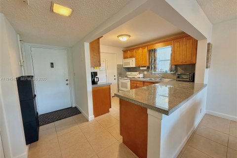 Снять в аренду кондоминиум в Помпано-Бич, Флорида 2 спальни, 102.19м2, № 2002515 - фото 3