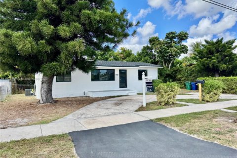 Villa ou maison à vendre à Miami Gardens, Floride: 3 chambres, 115.94 m2 № 1975174 - photo 2
