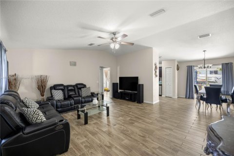 House in Ocala, Florida 3 bedrooms, 126.35 sq.m. № 1809510 - photo 2