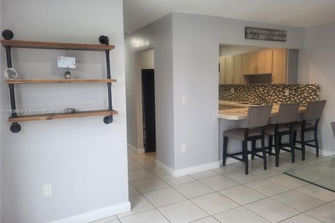 Villa ou maison à louer à Miami, Floride: 3 chambres, 121.42 m2 № 1966362 - photo 7