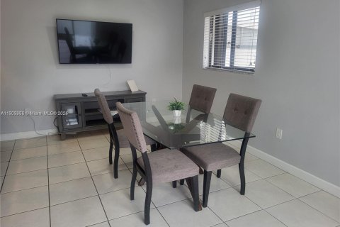 Villa ou maison à louer à Miami, Floride: 3 chambres, 121.42 m2 № 1966362 - photo 4