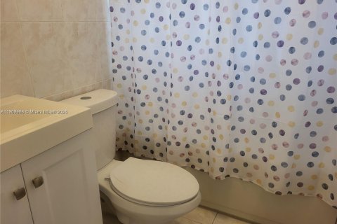 Villa ou maison à louer à Miami, Floride: 3 chambres, 121.42 m2 № 1966362 - photo 11