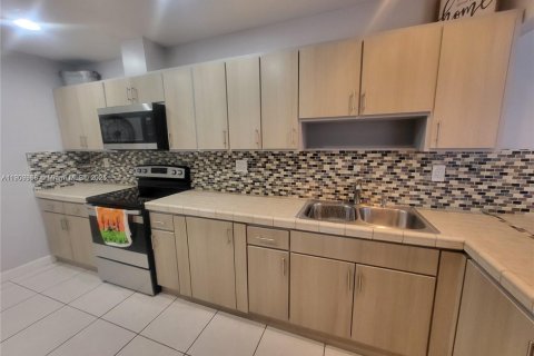 Villa ou maison à louer à Miami, Floride: 3 chambres, 121.42 m2 № 1966362 - photo 5