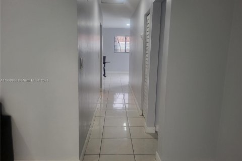 Villa ou maison à louer à Miami, Floride: 3 chambres, 121.42 m2 № 1966362 - photo 14