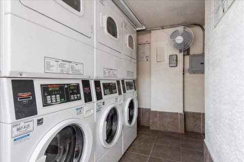 Condo in Fort Lauderdale, Florida, 1 bedroom  № 1045602 - photo 1