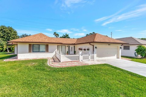 House in Boynton Beach, Florida 3 bedrooms, 205.96 sq.m. № 2082017