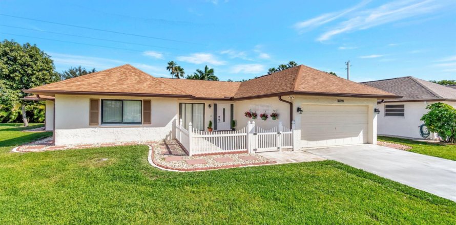 House in Boynton Beach, Florida 3 bedrooms, 205.96 sq.m. № 2082017