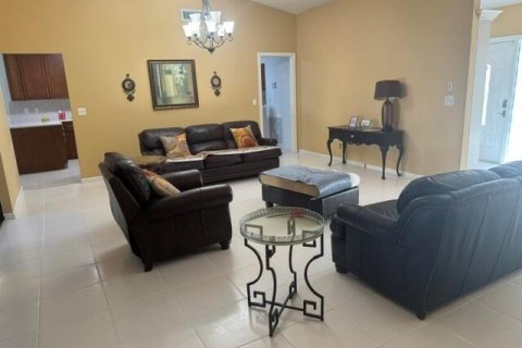 House in Boynton Beach, Florida 3 bedrooms, 205.96 sq.m. № 2082017 - photo 2