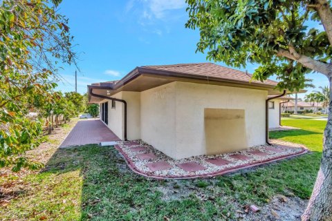 House in Boynton Beach, Florida 3 bedrooms, 205.96 sq.m. № 2082017 - photo 22