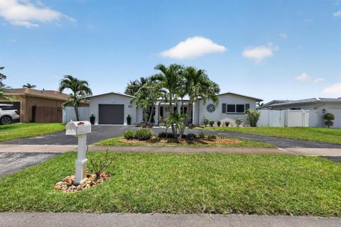Casa en Pembroke Pines, Florida 3 dormitorios, 167.69 m2 № 2078606