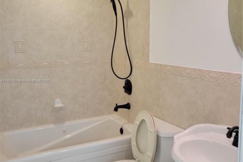 Condo in Pompano Beach, Florida, 2 bedrooms  № 1955801 - photo 6