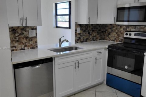 Condo in Pompano Beach, Florida, 2 bedrooms  № 1955801 - photo 2