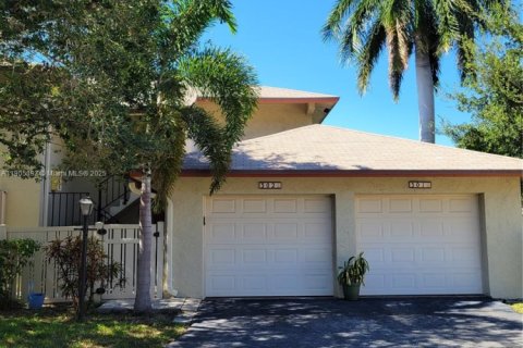 Condo in Pompano Beach, Florida, 2 bedrooms  № 1955801 - photo 1