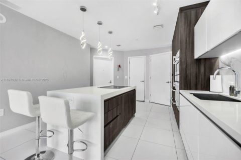 Condominio en venta en Miami, Florida, 1 dormitorio, 109.44 m2 № 1948472 - foto 3