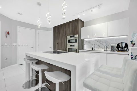 Condominio en venta en Miami, Florida, 1 dormitorio, 109.44 m2 № 1948472 - foto 4