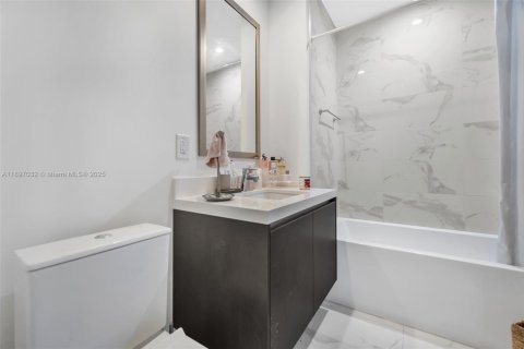 Condominio en venta en Miami, Florida, 1 dormitorio, 109.44 m2 № 1948472 - foto 24