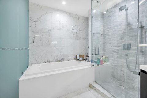 Condominio en venta en Miami, Florida, 1 dormitorio, 109.44 m2 № 1948472 - foto 19