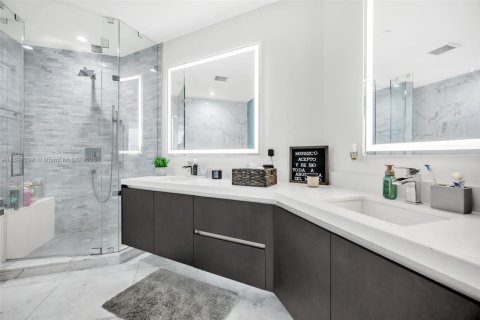 Condominio en venta en Miami, Florida, 1 dormitorio, 109.44 m2 № 1948472 - foto 18