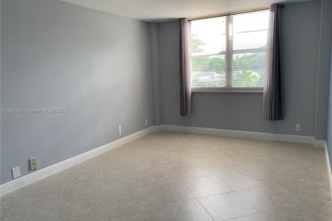 Condo in North Bay Village, Florida, 1 bedroom  № 2081749 - photo 10