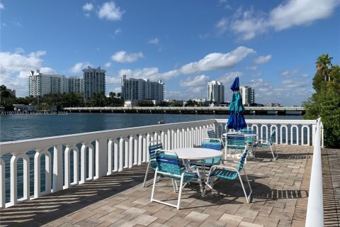 Condo in North Bay Village, Florida, 1 bedroom  № 2081749 - photo 25