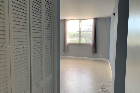 Condo in North Bay Village, Florida, 1 bedroom  № 2081749 - photo 11