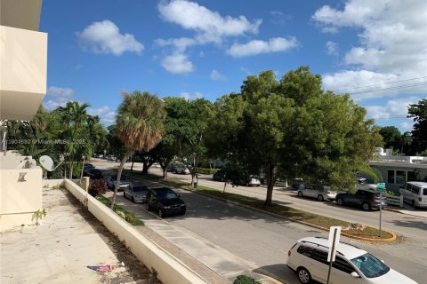 Condo in North Bay Village, Florida, 1 bedroom  № 2081749 - photo 17